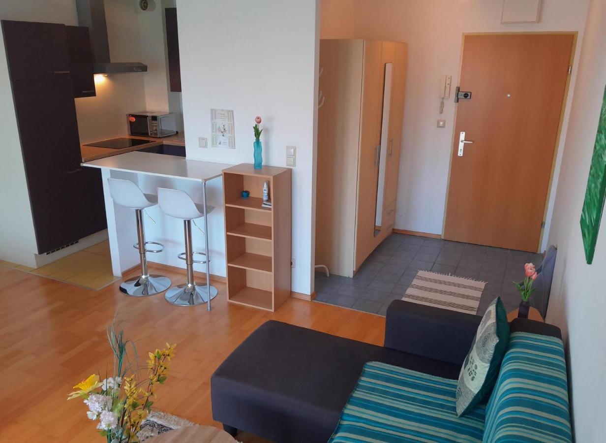 Serviced Apartment With Sunny Balcony Wina Bagian luar foto