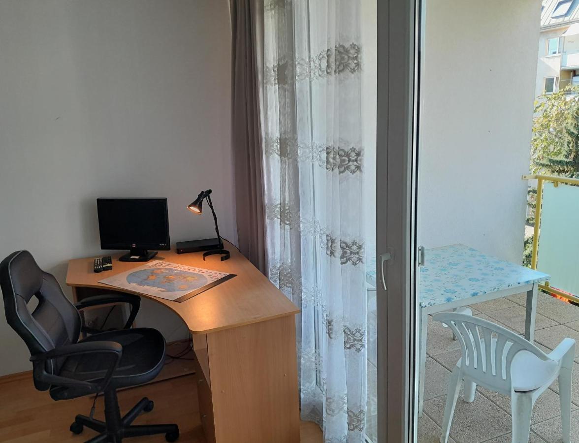 Serviced Apartment With Sunny Balcony Wina Bagian luar foto